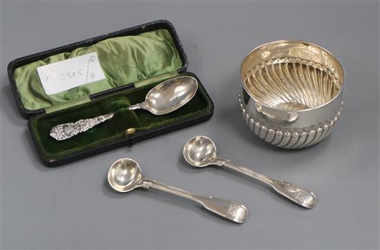 A late Victorian demi fluted silver bowl, 8cm, a pair of William IV silver salt spoons, London 1831 and a cased